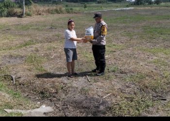 Bhabinkamtibmas Polsek Siantar Barat Serahkan Bantuan Bibit Jagung Polres Pematangsiantar Kepada Warga Binaannya.