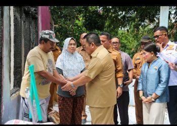 Wali Kota Pematangsiantar Wesly Silalahi, SH, MKn Serahkan Bantuan Kepada Keluarga Sulfan Solihin (63), Korban Kebakaran Rumah di Jalan Kasuari Kelurahan Sipinggol-Pinggol Kecamatan Siantar Barat.