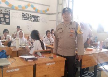 Bhabinkamtibmas Polseķ Siantar Timur Monitoring Distribusi MBG di SMU Negeri 4.
