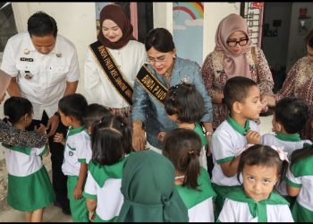 Ketua TP PKK Kota Pematangsiantar Ny Liswati Wesly Silalahi Kunjungi Enam Pendidikan Anak Usia Dini-Sanggar Anak Balita (PAUD SAB) di Kecamatan Siantar Martoba.
