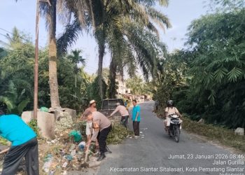 Bhabinkamtibmas Polsek Siantar Martoba Gotong Royong Massal di Jalan Pisang Kipas.