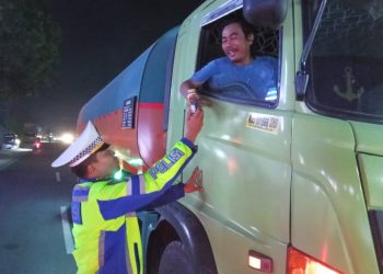 Malam - Malam Bagi Kopi Gratis! Kanit Gakkum Polres Simalungun Peduli Supir : "Jangan Ngantuk, Nyawa Berharga".