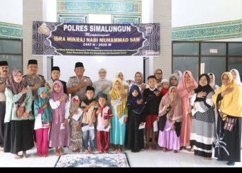 Kapolres Simalungun AKBP Marganda Aritonang menyerahkan santunan kepada anak yatim dalam peringatan Isra Mi'raj di Masjid Nur Hidayah Mako Polres Simalungun.
