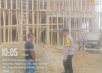 Sambangi Pekerja Bangunan, Bhabinkamtibmas Polsek Siantar Marihat Himbau Pakai Alat Pelindung.