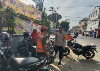 Cegah Curanmor, Bhabinkamtibmas Polsek Siantar Timur Sampaikan Himbauan Kepada Juru Parkir.
