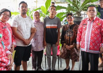 Wali Kota Pematangsiantar Wesly Silalahi, SH, MKn Kunjungi Penyandang Disabilitas Yang Menjadi Korban pengeroyokan, Septiano Samuel Damanik.