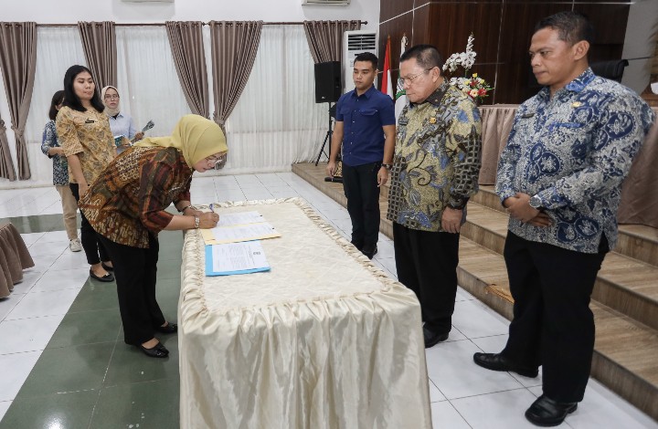 Wali Kota Pematangsiantar Wesly Silalahi, SH, MKn Bersama Sekda Junaedi Antonius Sitanggang, SSTP, MSi & Para Pimpinan Perangkat Daerah Serta Camat Melakukan Penandatanganan Dokumen Perjanjian Kinerja Pimpinan Perangkat Daerah di Lingkungan Pemko Pematangsiantar Tahun 2026.