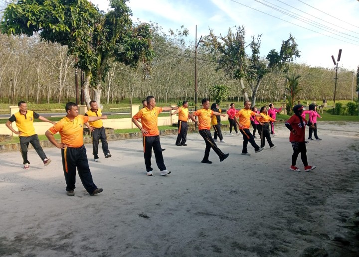 Kapolsek Bangun Pimpin Apel Pagi & Olahraga Bareng Bhayangkari, Sarapan Bersama Jadi Penutup yang Hangat.