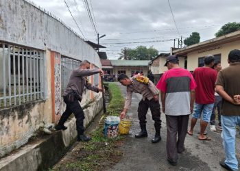Gotong Royong Pemberisihan Oleh Polsek.