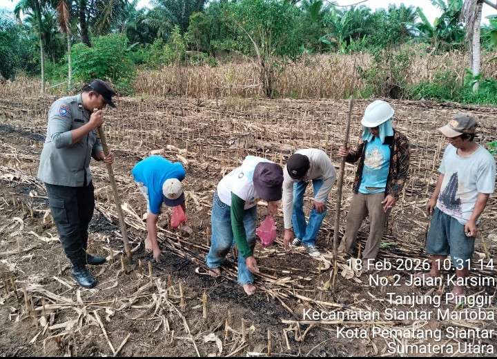 Bhabinkamtibmas Polsek Siantar Martoba Serahkan Bantuan Bibit Jagung Kepada Warga Binaan.
