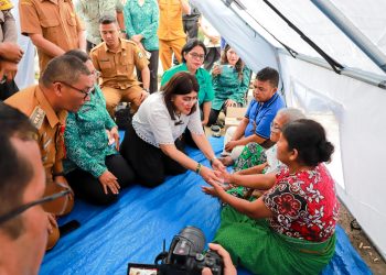 Ketua TP PKK Pematangsiantar Liswati Wesly Silalahi Memberikan Bantuan Tali Asih  Kepada Korban Kebakaran Rumah.