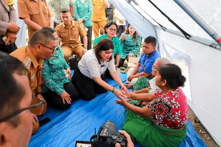 Ketua TP PKK Pematangsiantar Liswati Wesly Silalahi Memberikan Bantuan Tali Asih  Kepada Korban Kebakaran Rumah.