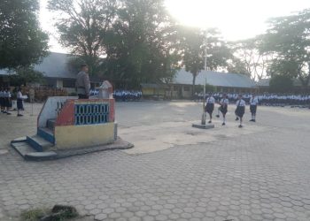 Beri Himbauan, Binmas Polres Pematangsiantar Pembina Upacara Bendera di SMP Negeri 3.