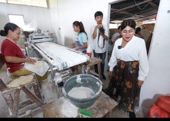 Ketua TP PKK Yang Juga Ketua Dewan Kerajinan Nasional Daerah (Dekranasda) Kota Pematangsiantar Ny Liswati Wesly Silalahi Kunjungi Sejumlah Usaha Mikro Kecil dan Menengah (UMKM).