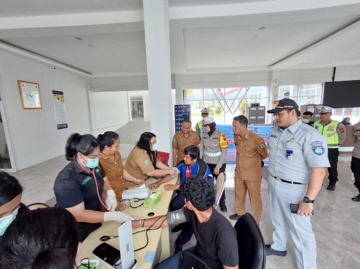 Ops Keselamatan Toba 2026 , Polres Pematangsiantar Gelar Ramcek, Periksa Kesehatan & Tempel Stiker.