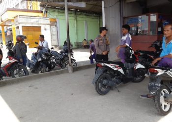 Sampaikan Pesan Kamtibmas, Bhabinkamtibmas Polsek Siantar Utara Sambangi Loket Bus.