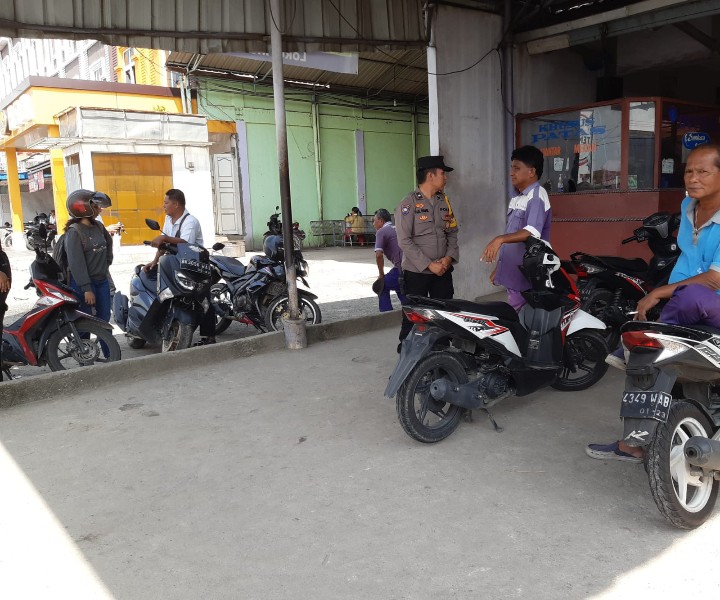 Sampaikan Pesan Kamtibmas, Bhabinkamtibmas Polsek Siantar Utara Sambangi Loket Bus.