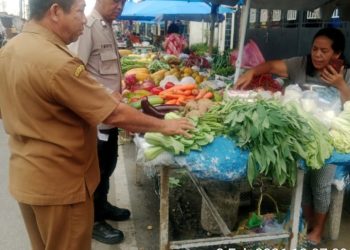 Bhabinkamtibmas Polsek Siantar Marihat Sampaikan Pesan Kamtibmas di Pasar Pagi.