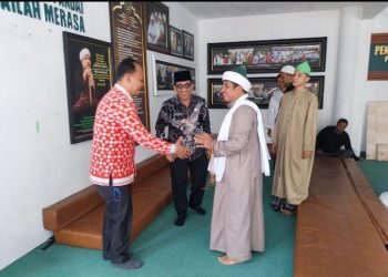 Wali Kota Pematangsiantar Wesly Silalahi, SH, MKn diwakili Asisten Perekonomian dan Pembangunan Setdako Zainal Siahaan SE, MM, didampingi Kepala Bagian (Kabag) Administrasi Pembangunan Fidelis Edy Suranta Sembiring, SSTP, MSi
Memberikan Bantuan Untuk Pembangunan Rumah Tahfiz Quran Haji Sugiat Santoso.