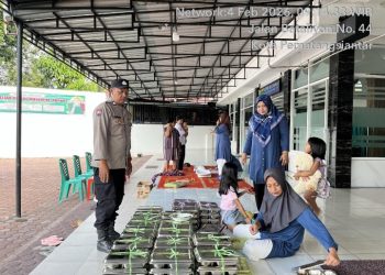 Dukung Program Pemerintahan, Bhabinkamtibmas Polsek Siantar Barat Monitirong Distribusi MBG.
