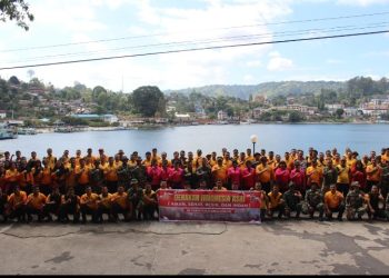 Gerakan Indonesia ASRI di Parapat! Kapolres Simalungun Pimpin Ratusan Personel Bersihkan Kawasan Wisata Danau Toba.