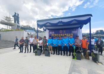 Brimob Polda Sumut dan Kapolres Simalungun Kompak Bersihkan Parapat, Wujudkan Indonesia ASRI.