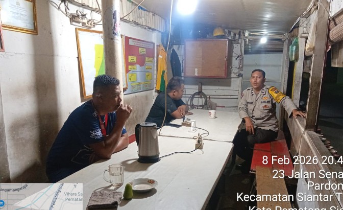 Bhabinkamtibmas Polsek Siantar Timur Saling di Poskamling Jalan Senangin.