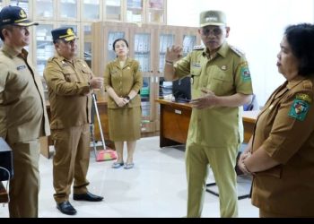 Dukung Gerakan Indonesia ASRI, Bupati Simalungun Ajak ASN Lakukan Kegiatan Bersih - Bersih Lingkungan Kerja Usai Apel Pagi.
