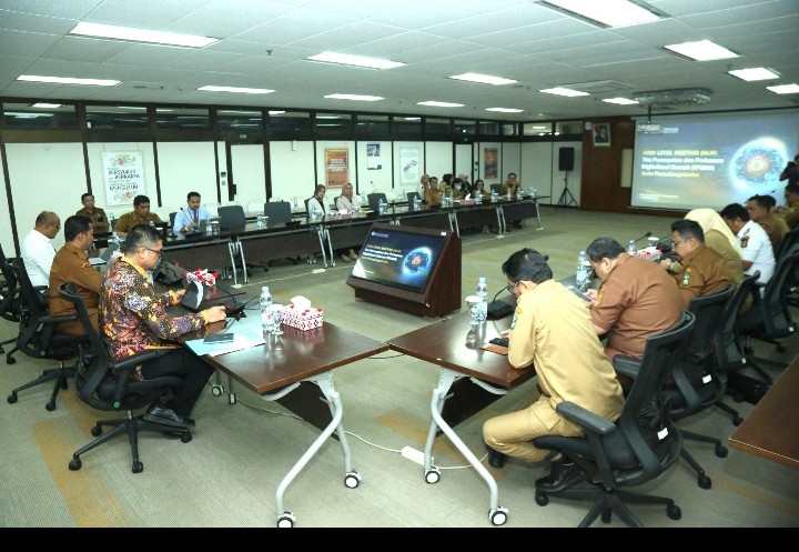 Wali Kota Pematangsiantar Wesly Silalahi, SH, MKn Diwakili Sekda Junaedi Antonius Sitanggang, SSTP, MSi Hadiri High Level Meeting (HLM) & Rapat Koordinasi Wilayah (Rakorwil) Percepatan dan Perluasan Digitalisasi Daerah (P2DD) Kota Pematangsiantar.