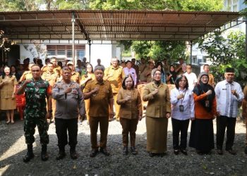 Wali Kota Pematangsiantar Wesly Silalahi, SH, MKn Diwakili Staf Ahli Bidang Pemerintahan Dra Happy Oikumenis Daely Buka Musrenbang Kecamatan Siantar Sitalasari.