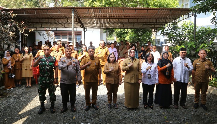 Wali Kota Pematangsiantar Wesly Silalahi, SH, MKn Diwakili Staf Ahli Bidang Pemerintahan Dra Happy Oikumenis Daely Buka Musrenbang Kecamatan Siantar Sitalasari.