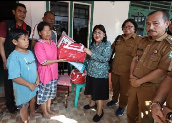 Ketua TP PKK Kota Pematangsiantar Ny Liswati Wesly Silalahi Bersama Jajaran Pemko Pematangsiantar Serahkan Bantuan Kepada Warga Korban Kebakaran Rumah di Jalan Pattimura Gang DJ Tondang Kelurahan Tomuan Kecamatan Siantar Timur.
