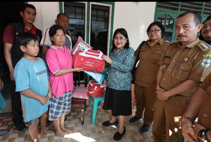 Ketua TP PKK Kota Pematangsiantar Ny Liswati Wesly Silalahi Bersama Jajaran Pemko Pematangsiantar Serahkan Bantuan Kepada Warga Korban Kebakaran Rumah di Jalan Pattimura Gang DJ Tondang Kelurahan Tomuan Kecamatan Siantar Timur.