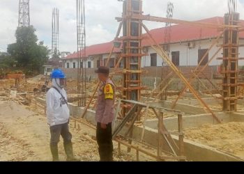 Bhabinkamtibmas Polsek Siantar Marihat Sampaikan Himbauan Kamtibmas kepada Pekerja Bangunan.