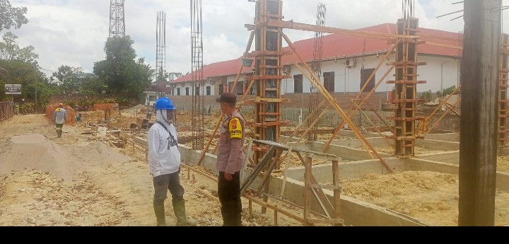 Bhabinkamtibmas Polsek Siantar Marihat Sampaikan Himbauan Kamtibmas kepada Pekerja Bangunan.