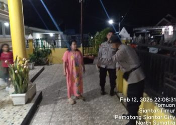 Ops Keselamatan Toba 2026, Sat Lantas Polres Pematangsiantar Edukasi Tempel Stiker di Angkot.