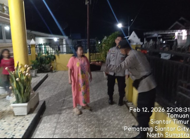 Ops Keselamatan Toba 2026, Sat Lantas Polres Pematangsiantar Edukasi Tempel Stiker di Angkot.
