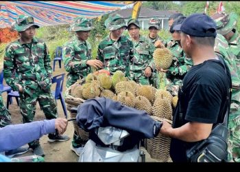 Borong Durian Warga, Satgas TMMD Ke-127 Kodim 0207/Simalungun Bantu Dongkrak Ekonomi Petani.