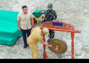 Bupati Simalungun Dr. Anton Achmad Saragih Memukul Gong Pertanda Dimulai nya Pelaksanaan Kegiatan TMMD.