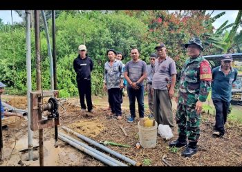 Satgas TMMD Ke - 127 Kodim 0207/Simalungun & Warga Gotong Royong Bangun Sumur Bor di Nagori Dame Raya.
