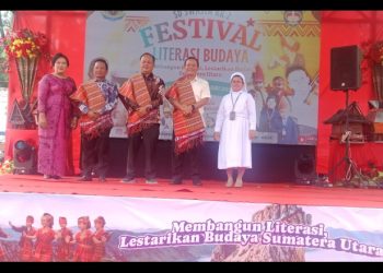 Wakil Ketua DPRD Pematangsiantar Ir. Daud Simanjuntak, MM Menerima Ulos Dari Kepala Sekolah SD Swasta Cinta Rakyat 2 Pematangsiantar.