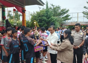 Wakil Ketua DPRD Pematangsiantar Memberikan Piala Kepada Pemenang Pertandingan.