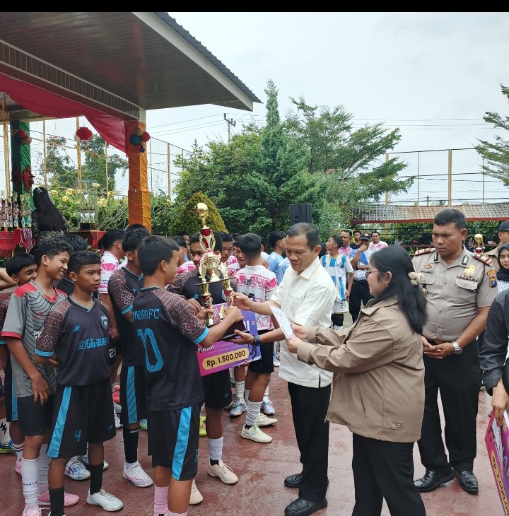 Wakil Ketua DPRD Pematangsiantar Memberikan Piala Kepada Pemenang Pertandingan.