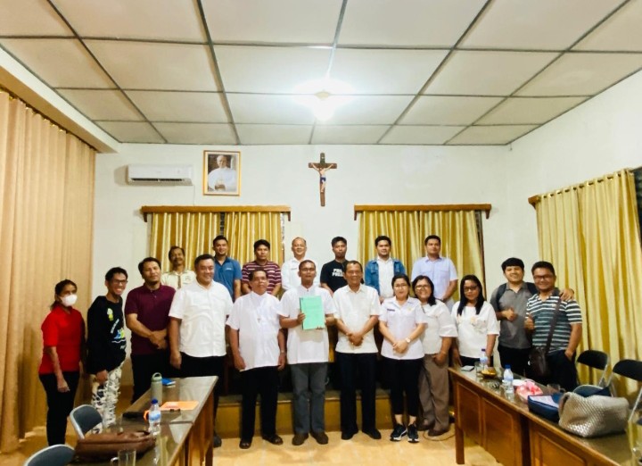 Wakil Ketua DPRD Pematangsiantar Ir. Daud Simanjuntak, MM Foto Bersama Dengan Panitia, Para Pastor Seusai Selesai nya Kegiatan Pembubaran Panitia Natal Umat Katolik Se - Kota Pematangsiantar Tahun 2025.