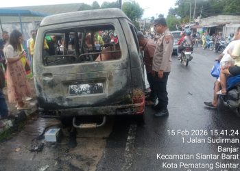 Polsek Siantar Barat Cek TKP Satu Unit Mobil Carry Terbakar di Jalan Sudirman.