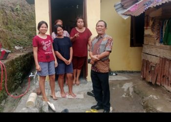 Wakil Ketua DPRD Pematangsiantar Ir. Daud Simanjuntak, MM Foto Bersama Dengan  Sarmita Boru Marpaung Rumah nya Yang Mendapatkan Bantuan Bedah Rumah.