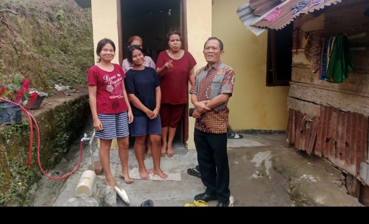 Wakil Ketua DPRD Pematangsiantar Ir. Daud Simanjuntak, MM Foto Bersama Dengan Sarmita Boru Marpaung Rumah nya Yang Mendapatkan Bantuan Bedah Rumah.