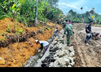 Satgas TMMD Ke - 127 Kodim 0207/Simalungun & Warga Kompak Bangun Drainase di Nagori Bahapal.