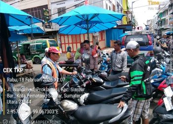 Respon Cepat, Pamapta Polres Pematangsiantar Cek TKP & Temukan Sepedamotor Warga Didepan Pintu Masuk Pasar Horas.