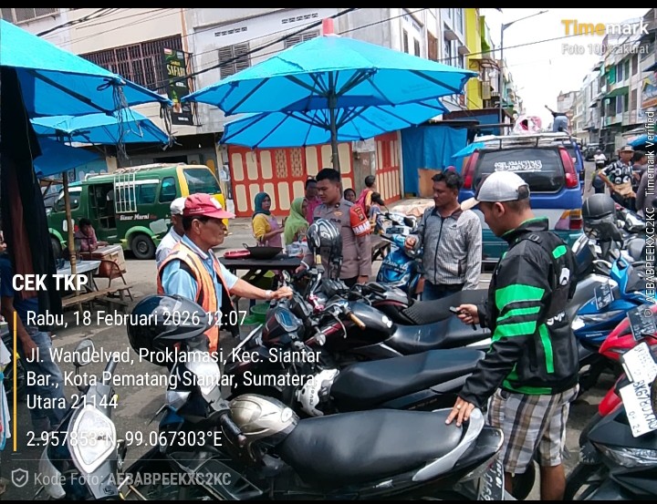 Respon Cepat, Pamapta Polres Pematangsiantar Cek TKP & Temukan Sepedamotor Warga Didepan Pintu Masuk Pasar Horas.